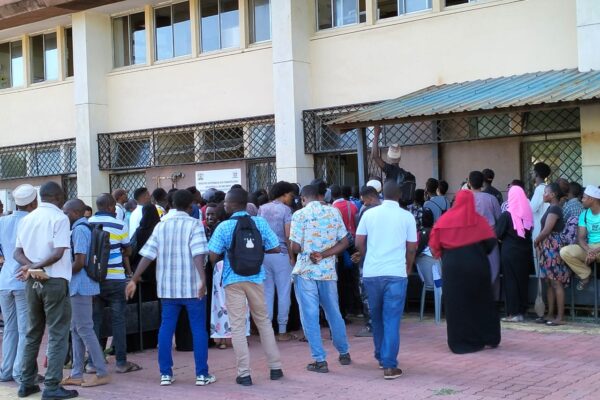 Idadi kubwa ya Wakazi Pwani yafurika Uhuru na Kazi wakilalamikia kujikokota kwa utoaji Pasipoti